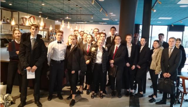 La classe de terminale STHR du lycée hôtelier de Grenoble au grand complet