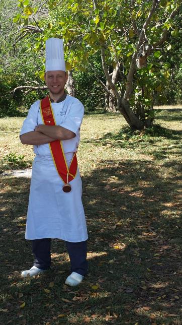 Fabrice Louyot possède un restaurant de cuisine française traditionnelle en Nouvelle-Calédonie.
