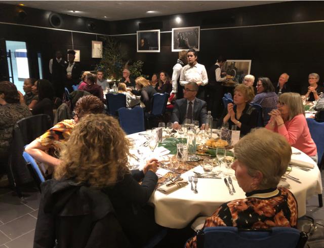 La beauté des tables et des spectacles qui ont émaillé le repas (chants, lectures…) étaient à la hauteur de la cause.