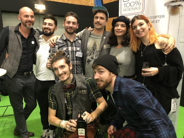 Maxime Favreau à gauche, Valentin Gourdon le vainqueur (en chemise à carreaux) avec des candidats et membre du jury