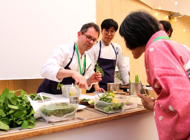 Le chef étoilé Pascal Barbot en pleine démonstration culinaire, lors de la conférence Food & Society, à Paris.