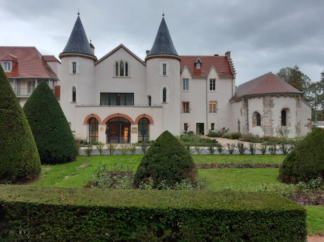 Le Château Saint-Jean se situe à 15 minutes à pied du centre-ville de Montluçon.