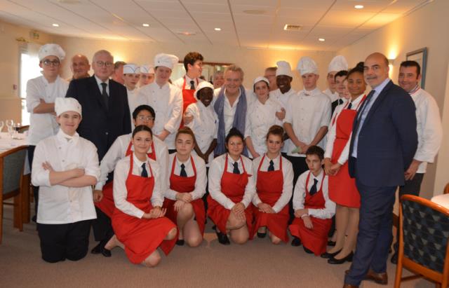 Les élèves, la direction et professeurs du lycée Sainte-Thérèse autour d'Alain Passard