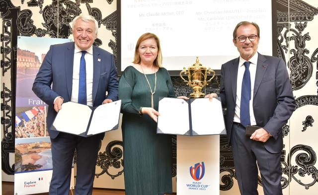 De g à d : Claude Atcher, Caroline Leboucher et Christian Mantéi, à Tokyo, lors de la signature de la convention de partenariat.