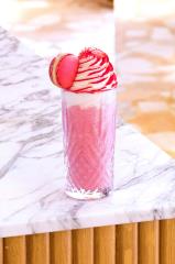 Le Frappé Macaron Ispahan mêle le lait parfumé, les framboises fraîches, une touche de chantilly et...