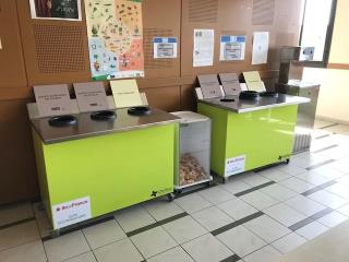 tables de tri installées au self. Les élèves séparent les déchets alimentaires des autres déchets...