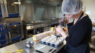 Le cookworking (ici, Les Cuisines de Cap'Eco) permet de mutualiser des équipements professionnels.