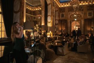 Le bar du Crillon et ses « Ambassadrices » donnent le ton et la note qui plaisent aux fashionistas.