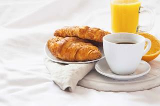Café et croissants restent des incontournables du petit déjeuner.