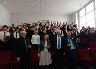 Devant les 87 étudiant(e)s de la 50e promotion BTS 2020 De gauche à droite : Michel Ryckebusch,...