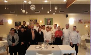 Les élèves Bac pro cuisine et service du lycée de Cavaillon avec Danièle Chaussée, Christian...