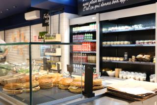 L'enseigne conjugue service au comptoir et libre-service.