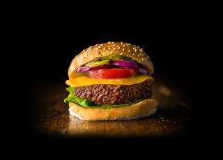 Le premier hamburger de synthèse a été présenté à Londres en 2013.