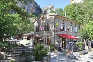 A une heure de Valence et de Montélimar, Le Moulin de la pipe est niché dans un décor naturel...