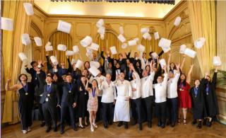 Le traditionnel lancé de chapeaux des étudiants du Cordon Bleu