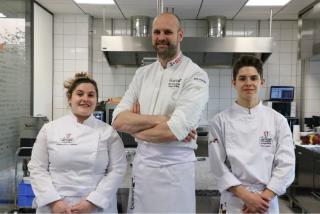 Les lauréats 2019 : Rébecca Perez Galliano et Théo Jadot autour de Jean-Thomas Schneider