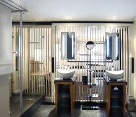 Dans cette salle de bain de l'hôtel Five Seas à Cannes, des tablettes accueillent les affaires. La...