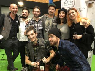 Maxime Favreau à gauche, Valentin Gourdon le vainqueur (en chemise à carreaux) avec des candidats...