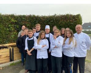 un groupe de seconde composé de cuisiniers et de serveurs devant les composteurs en compagnie, de...