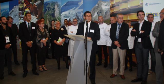 Il y avait foule autour de Patrick Merenchole, à l'initiative du salon, lors de son inauguration : des Mof derrière lui, le maire de Grenoble (à droite, bras croisé)...