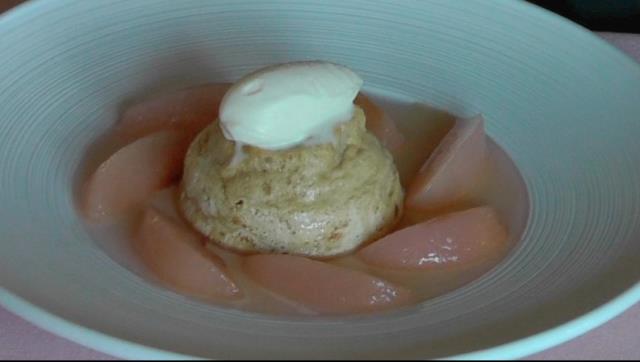 Le soufflé surmonté de sa quenelle de crème glacée, prêt à déguster.