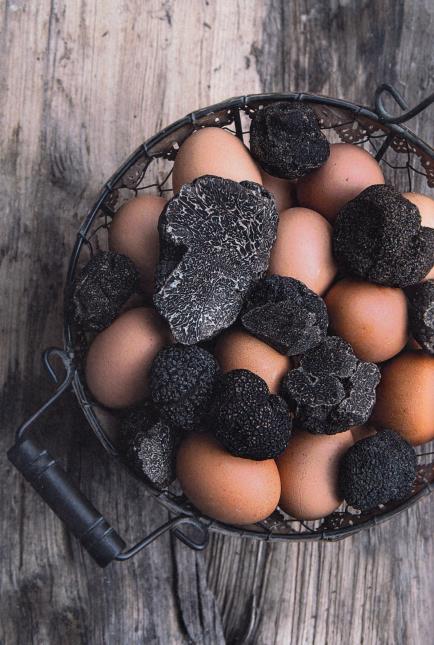 Brouillade d'oeufs de poule à la truffe noire, une recette harmonisée du livre 'La Régalade des champs'.