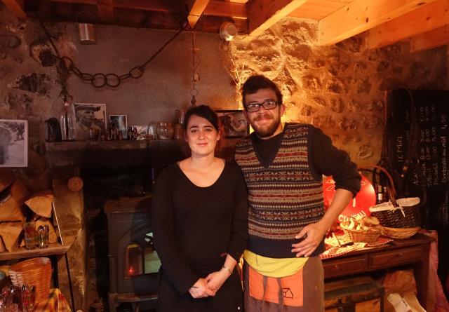 Sandra Sarliève : ses parents sont apiculteurs à trois kilomètres du buron et son grand-père a été le dernier buronnier à travailler ici. Raphaël Talis, bassiste dans un groupe, a suivi une formation en cuisine à Brassac-les-Mines: « très utile pour appre