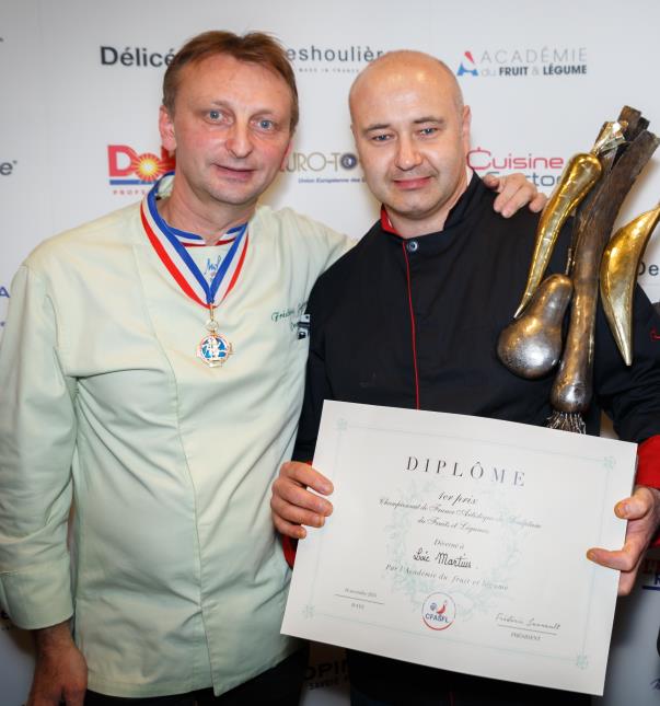 Frédéric Jaunault (à gauche) et Loïc Martius, gagnant du championnant de France artistique sur fruits et légumes.