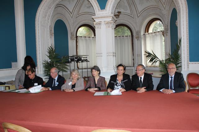 de g. à d.: J.-P. Ghiribelli, Pdt UMIH PACA, Alain Gumiel, Pdt CRT Côte d'Azur, Christine Mirauchaux, VP Conseil Régional PACA, Claire Louisi, Recteur et chancelier des Universités, Frédérique Vidal, Pdte Université de Nice Sophia Antipolis, Franck Sosthe