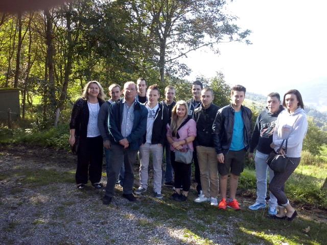 Les apprentis du CFA interprofessionnel des Ardennes et leurs formateurs Emmanuelle Genonceau et Eric Guillot au coeur du vignoble Alsacien.