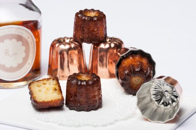 Céline Legros-Dreuille utilise des moules en silicone pour confectionner ses cannelés.