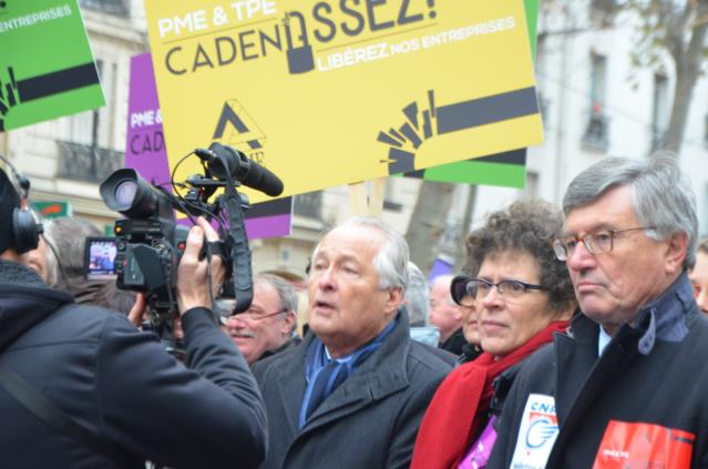 En tête de cortège, ce matin, à Paris, Geneviève Roy, aux côtés de Jean-François Roubaud (au centre).