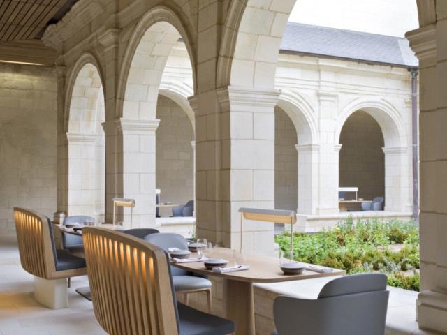 Tendance 7 : Le local tableware : les arts de la table locavores. Ici, une photo de la salle du nouveau restaurant de Thibaut Ruggeri à L'Abbaye de Fontevraud (49).