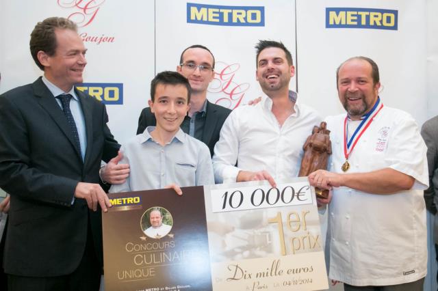 Benoit Feytit, directeur général de Métro Cash and Carry France et Gilles Goujon remettent aux lauréats, Baptiste Deniel, Alexis Simon et Sébastien Thébaud, un chèque de 10.000 euros.