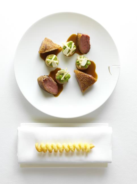 Canard de la Dombes aux pêches Bellini, Fondue de Févettes et pommes Liards.