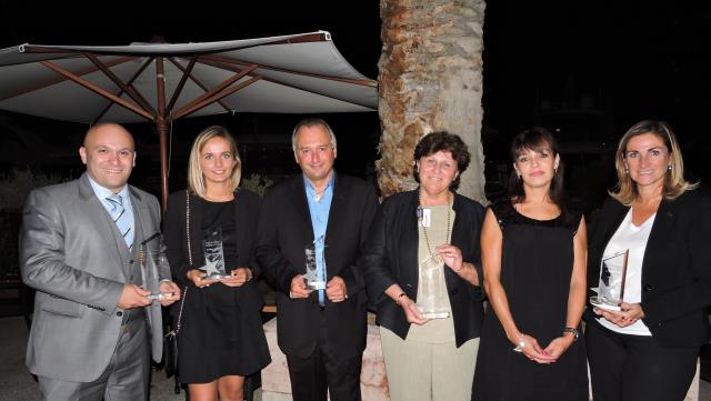 De gauche à droite : Giuseppe Cosmai & Camille Martin de l'Hôtel le Mas Candille à Mougins, Patrice Marty, organisateur des trophées de la clientèle, Dunja Kirchner de L' Abbaye de Talloires, Souad Madmoune  de La Maison RKF Luxury Linen, partenaire des T