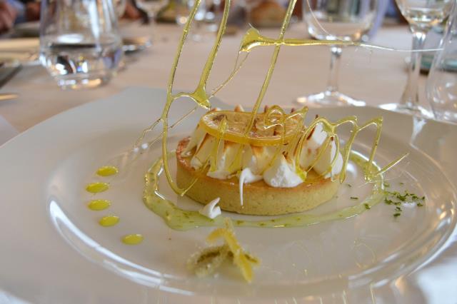 Tarte à la crème de citron et son gel lime à la vodka.