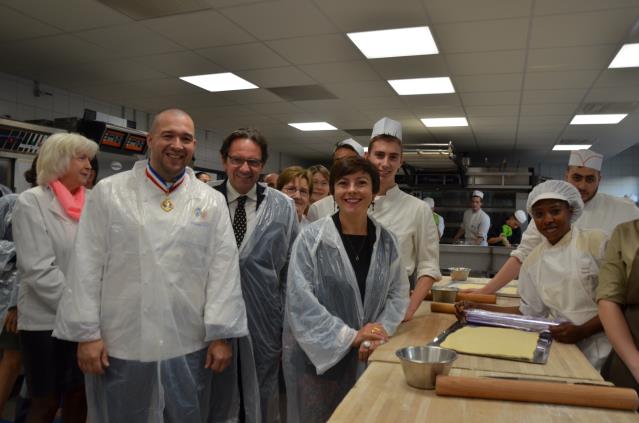 De g à d : Guillaume Gomez, l'ancien ministre Frédéric Lefebvre, qui fut l'initiateur de la Fête de la Gastronomie et Carole Delga durant la visite de l'UFA François Rabelais.
