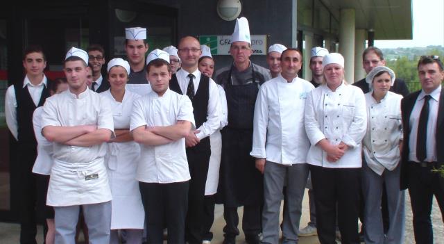 Les jeunes du CFA des Ardennes avec leurs parrains Christophe Quentin et David Godart et le responsable pédagogique Franck Manière.