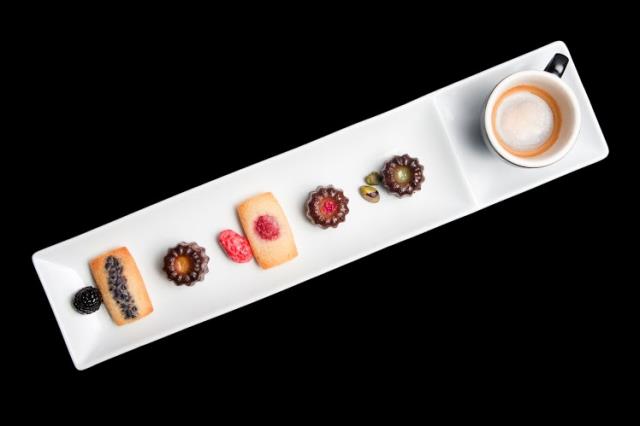 La jeune chef offre des boissons chaudes pour accompagner la dégustation de ses cannelés comme un cappuccino fait maison.