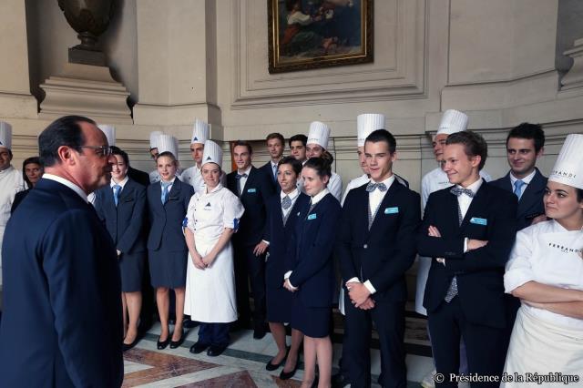 Après le service du déjeuner, François Hollande a tenu a salué les apprentis de l'UFA René Auffray qui détient le CFA académique en mouvement et l'école Ferrandi.