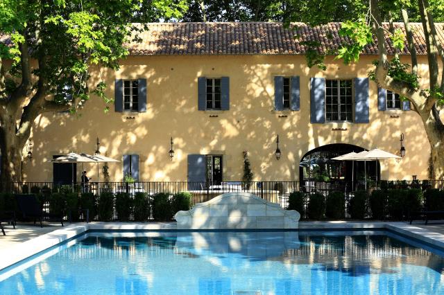 Grande piscine, platanes centenaires et bâtiments restaurés pour accueillir chambres, restaurants, salons et spa.