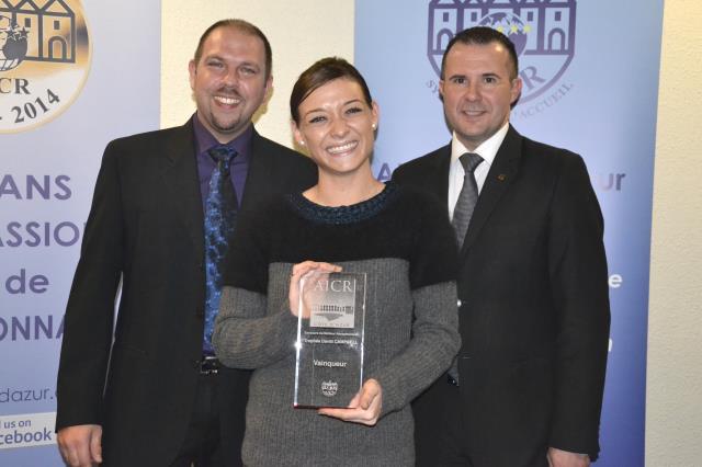 De gauche à droite : Sébastien Brincat, chef de réception  de l'hôtel Fairmont Monte-Carlo, la lauréate Joséphine Rey, Jean-François Jourdan, directeur de l'hébergement de l'Hôtel Fairmont Monte-Carlo.