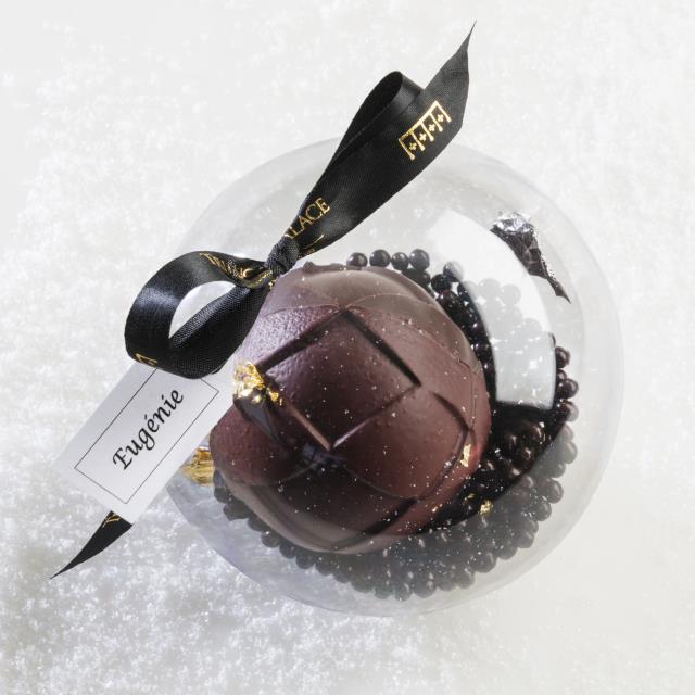 La boule en chocolat.