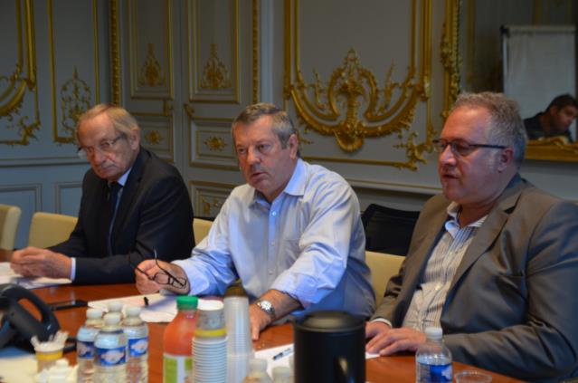 De g à d : Jacques Barré, Roland Héguy et Laurent Duc lors du petit déjeuner organisé avec la presse au lendemain de la réunion au Quai d'Orsay sur la taxe de séjour.