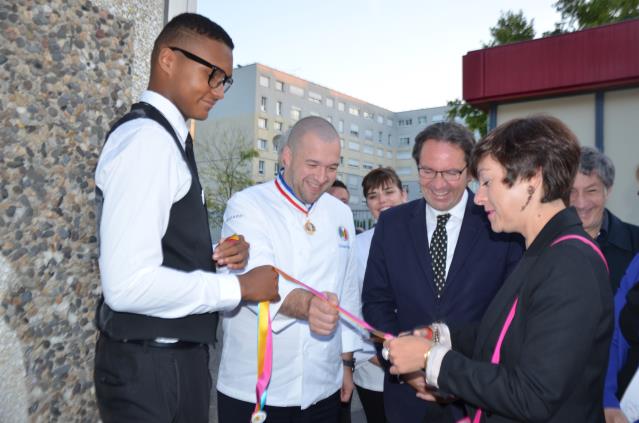 Carole delga,  coupe le ruban, inaugurant ainsi la Fête de la Gastronomie.