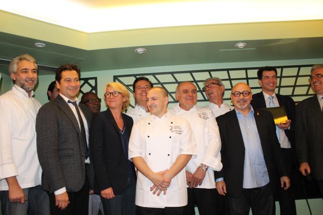 Des personnalités du show-bizz et plusieurs Maîtres Restaurateurs ont participé à la remise du titre. A droite, portant la plaque, Stéphane Malchow.