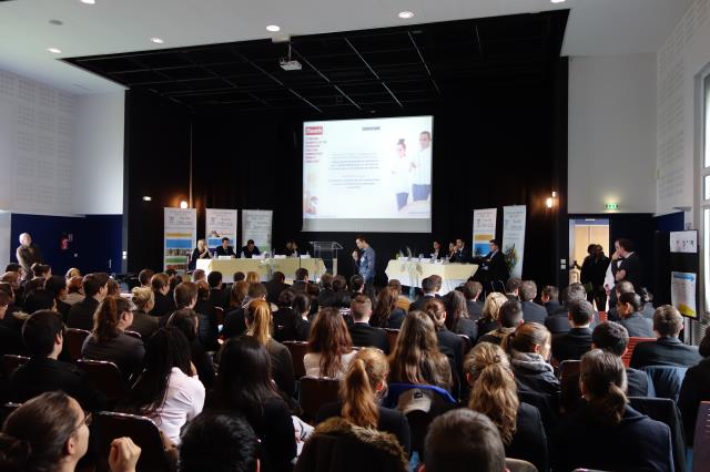 Les jeunes du lycée CFA/CFP Sainte-Catherine au Mans lors du forum des entreprises.