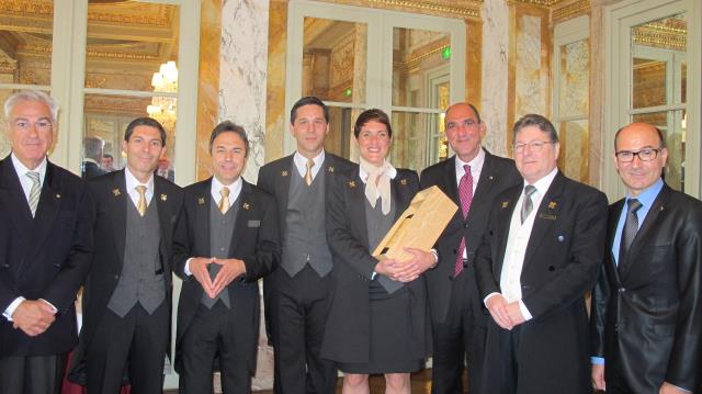 Dans les salons du Grand Hôtel de Bordeaux & spa, remise des clefs d'or à Anne Sophie-Perrier, entourée par ses pairs, de droite à gauche, Claude Faccio, Sofitel Biarritz Le Miramar Thalassa sea & spa et  membre de l'association des Concierges d'Hôtels « 