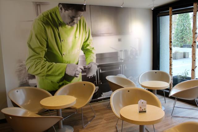 La préparation d'un burger selon Pascal Favre d'Anne s'affiche en photo dans le restaurant VF de Nantes (44), proche de la Tour Bretagne. D'une superficie de quelque 200 m2, il compte 70 places en salle et 56 en terrasse.